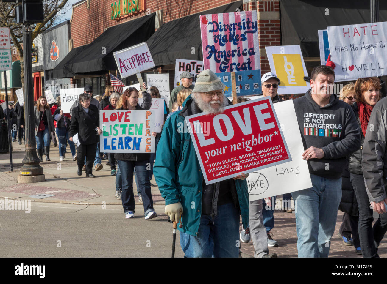 Howell, Michigan, USA - 27. Januar 2018 - Bewohner organisierte eine 'March gegen Angst 'weißen nationalistischen Literatur vor kurzem in Ihrer Gemeinschaft verteilt zu protestieren. Die Stadt, die zu 95% weiß, hatte lange den Ruf der Tolerierung der Ku Klux Klan und anderen Gruppen. Quelle: Jim West/Alamy leben Nachrichten Stockfoto
