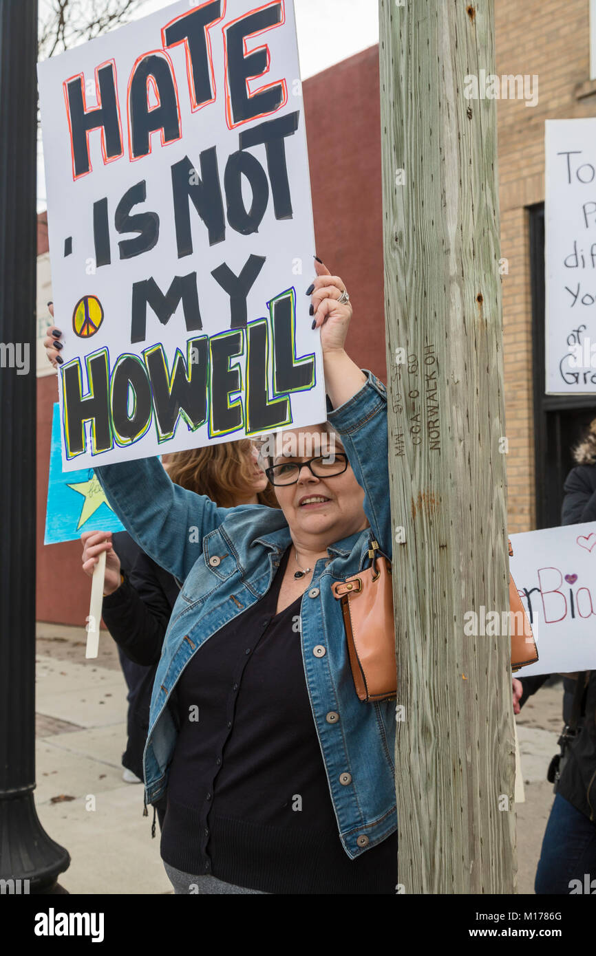 Howell, Michigan, USA - 27. Januar 2018 - Bewohner organisierte eine 'March gegen Angst 'weißen nationalistischen Literatur vor kurzem in Ihrer Gemeinschaft verteilt zu protestieren. Die Stadt, die zu 95% weiß, hatte lange den Ruf der Tolerierung der Ku Klux Klan und anderen Gruppen. Quelle: Jim West/Alamy leben Nachrichten Stockfoto