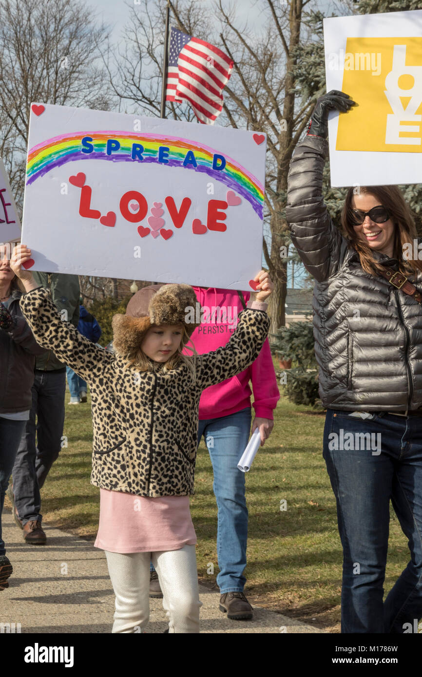 Howell, Michigan, USA - 27. Januar 2018 - Bewohner organisierte eine 'March gegen Angst 'weißen nationalistischen Literatur vor kurzem in Ihrer Gemeinschaft verteilt zu protestieren. Die Stadt, die zu 95% weiß, hatte lange den Ruf der Tolerierung der Ku Klux Klan und anderen Gruppen. Quelle: Jim West/Alamy leben Nachrichten Stockfoto