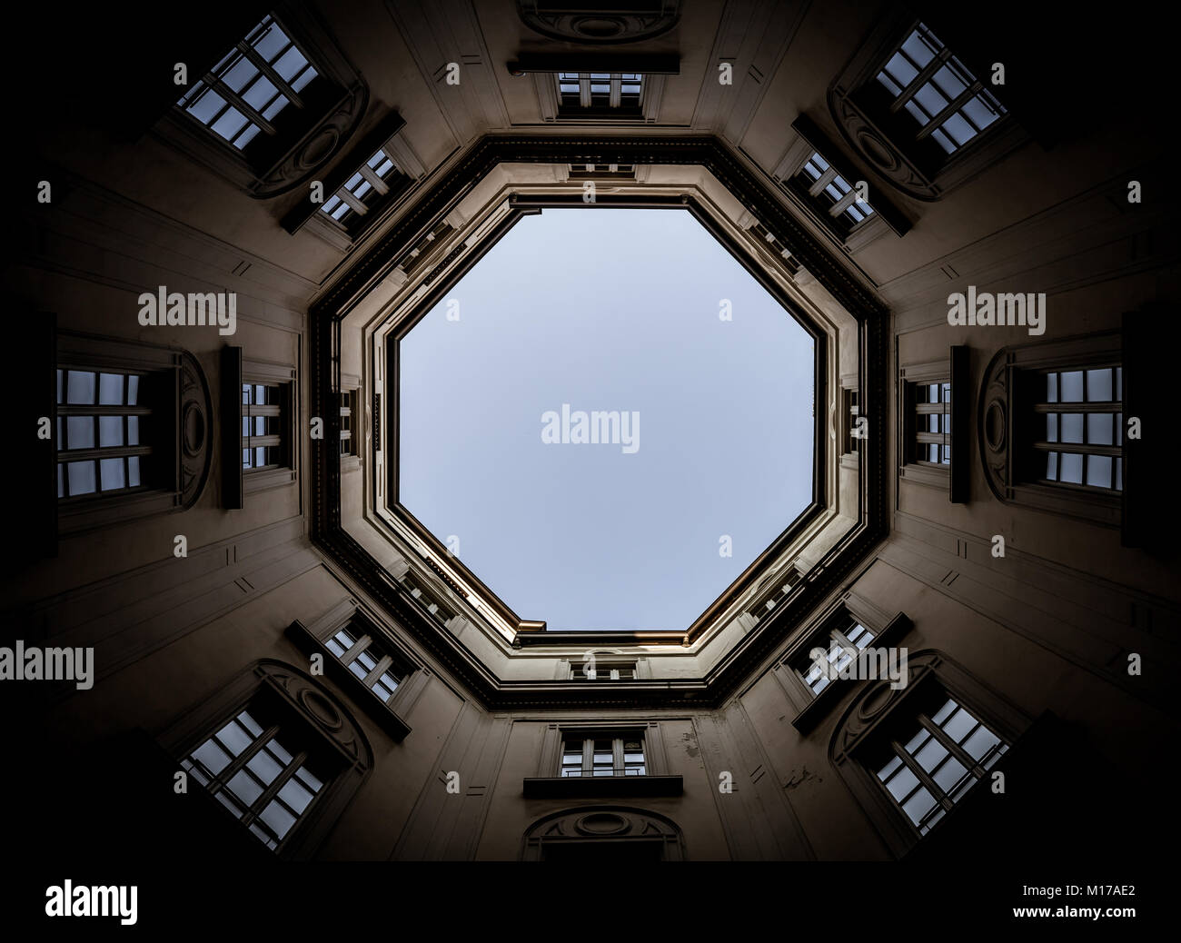 Italien, Mailand. In einem alten Palast, in den Himmel schauen, mit einer großen 16-mm-Objektiv. Stockfoto