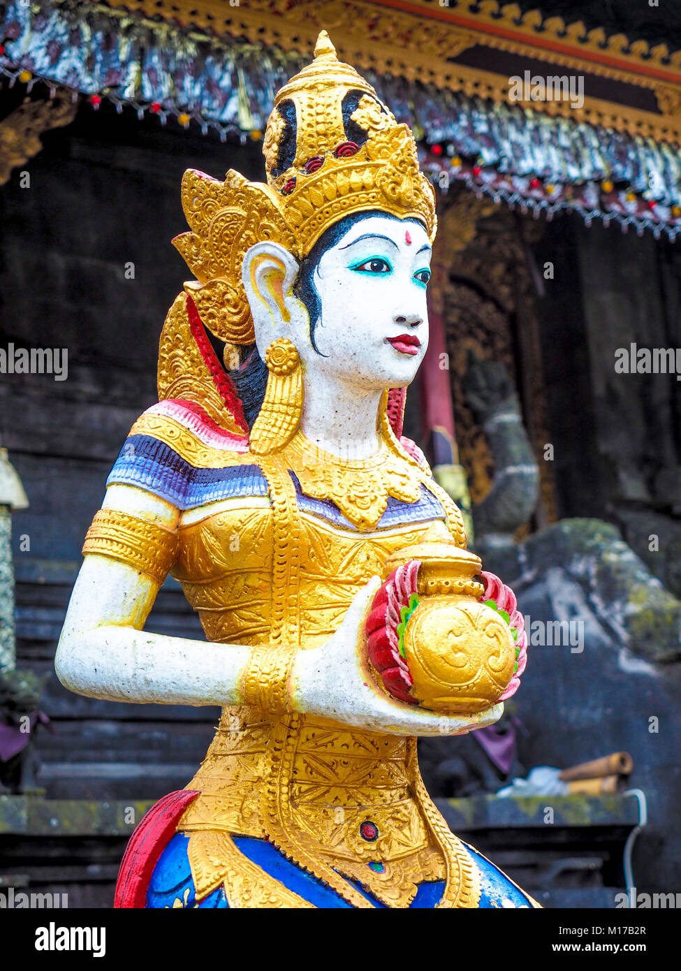Bunte hinduistische Göttin figurine in Pura Ulun Danu Batur Tempel auf Bali Stockfoto
