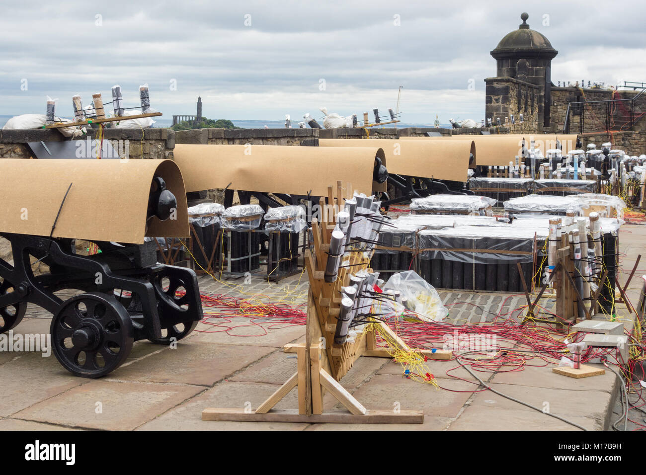 Feuerwerk auf der Burg Edinburgh Castle geschützt vor Regen vor dem Virgin Money Feuerwerk Konzert bei der Schließung der Edinburgh International Festival Stockfoto