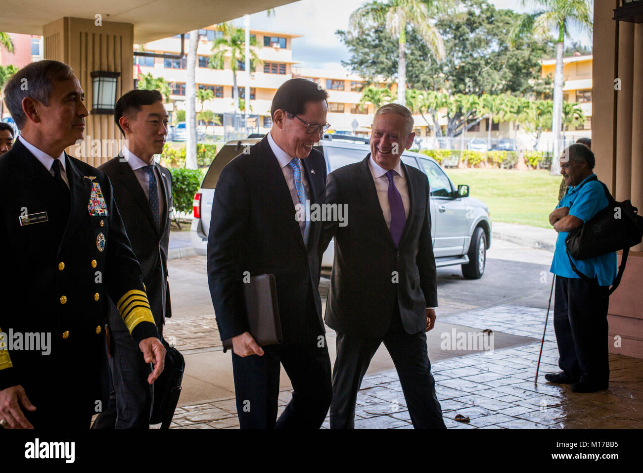 CAMP CHRISTOPHER SMITH, Hawaii (Jan. 26, 2018) - US- Verteidigungsminister James Mattis, grüßt Republik Korea (ROK) Minister für Nationale Verteidigung Song Young-Moo wie er kommt an uspacom Hauptquartier für bilaterale Gespräche. Sekretär Mattis und Minister Song bekräftigte die US-ROK-Allianz und die Mission des Friedens und der Stabilität auf der koreanischen Halbinsel zu erhalten. (U.S. Marine Corps Foto von Cpl. Patrick Mahoney/Freigegeben) Stockfoto