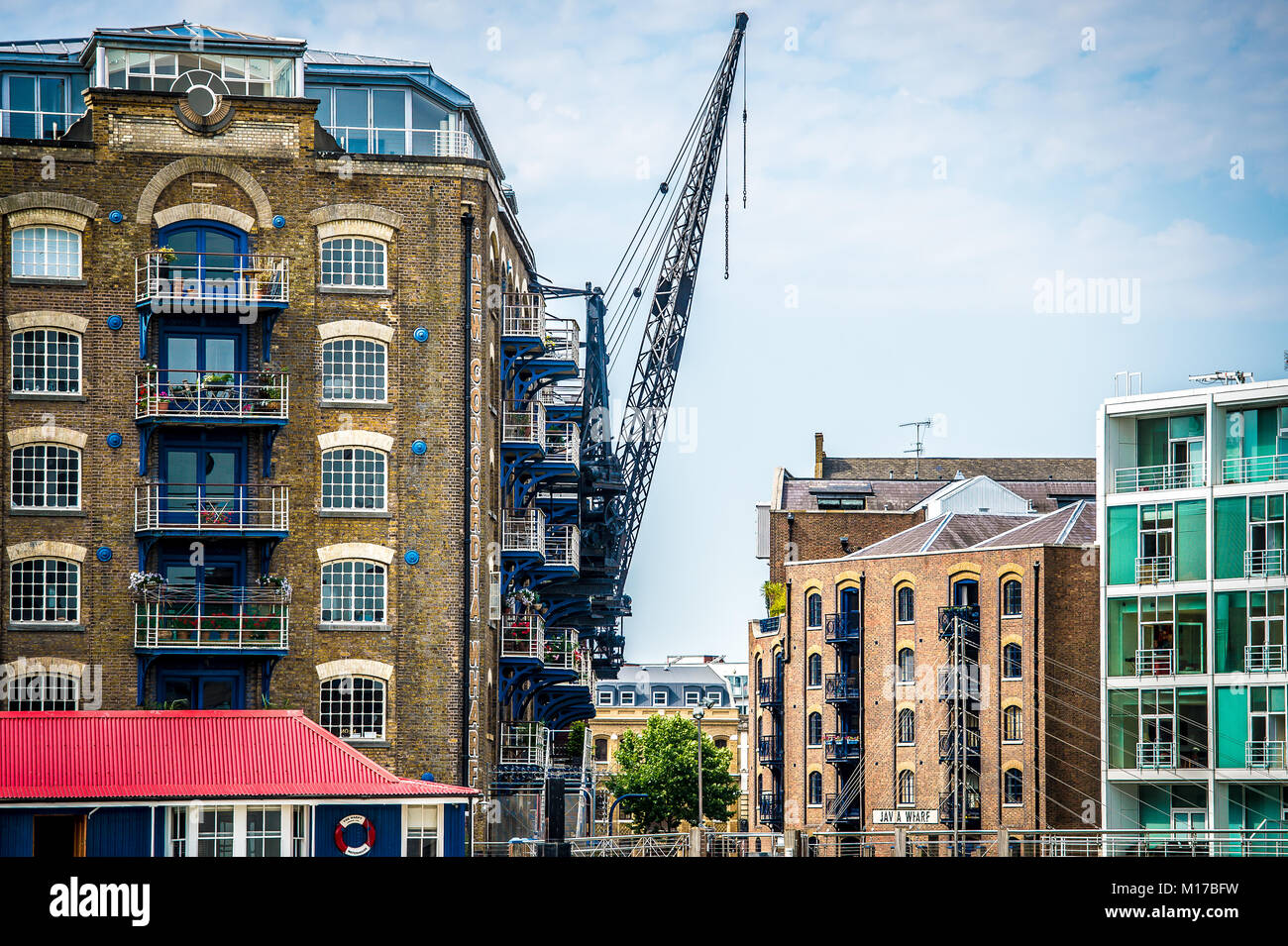Restauriert und konvertierte Lagerhaltung zu Wohnungen, Docklands London Stockfoto