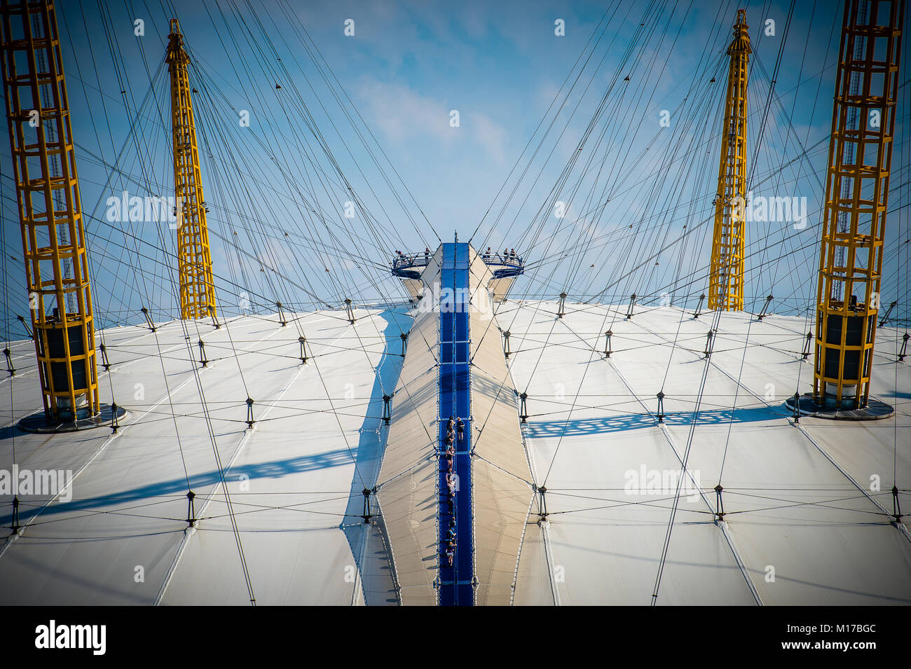 Die O2 Arena, ehemals den Millennium Dome, Docklands London England von der Themse gesehen Stockfoto