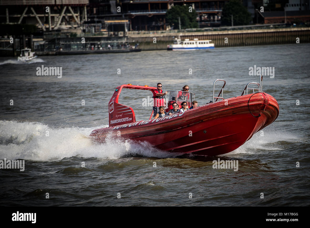 Touristen genießen eine hohe Geschwindigkeit white knuckle ride Auf der Themse in einem RIB (Rigid Inflatable Boat) Stockfoto