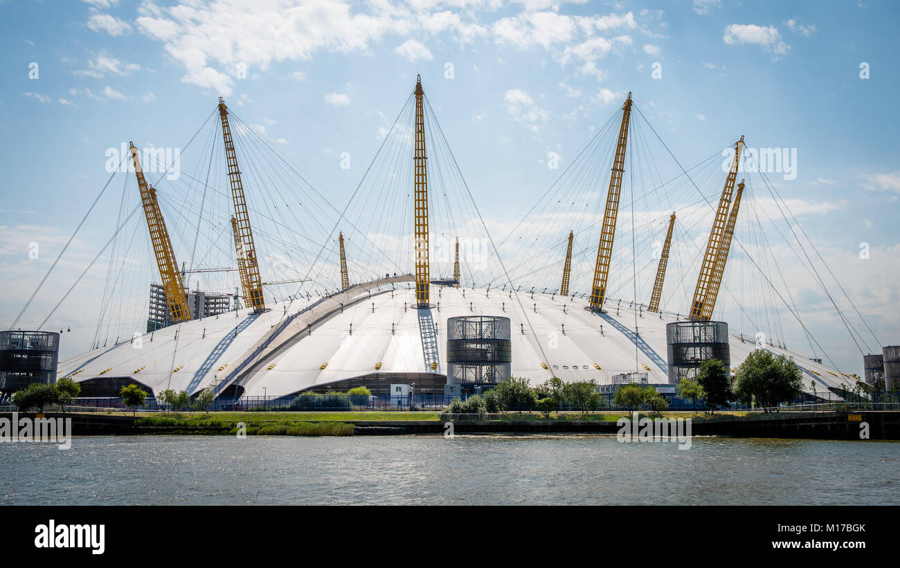 Die O2 Arena, ehemals den Millennium Dome, Docklands London England von der Themse gesehen Stockfoto