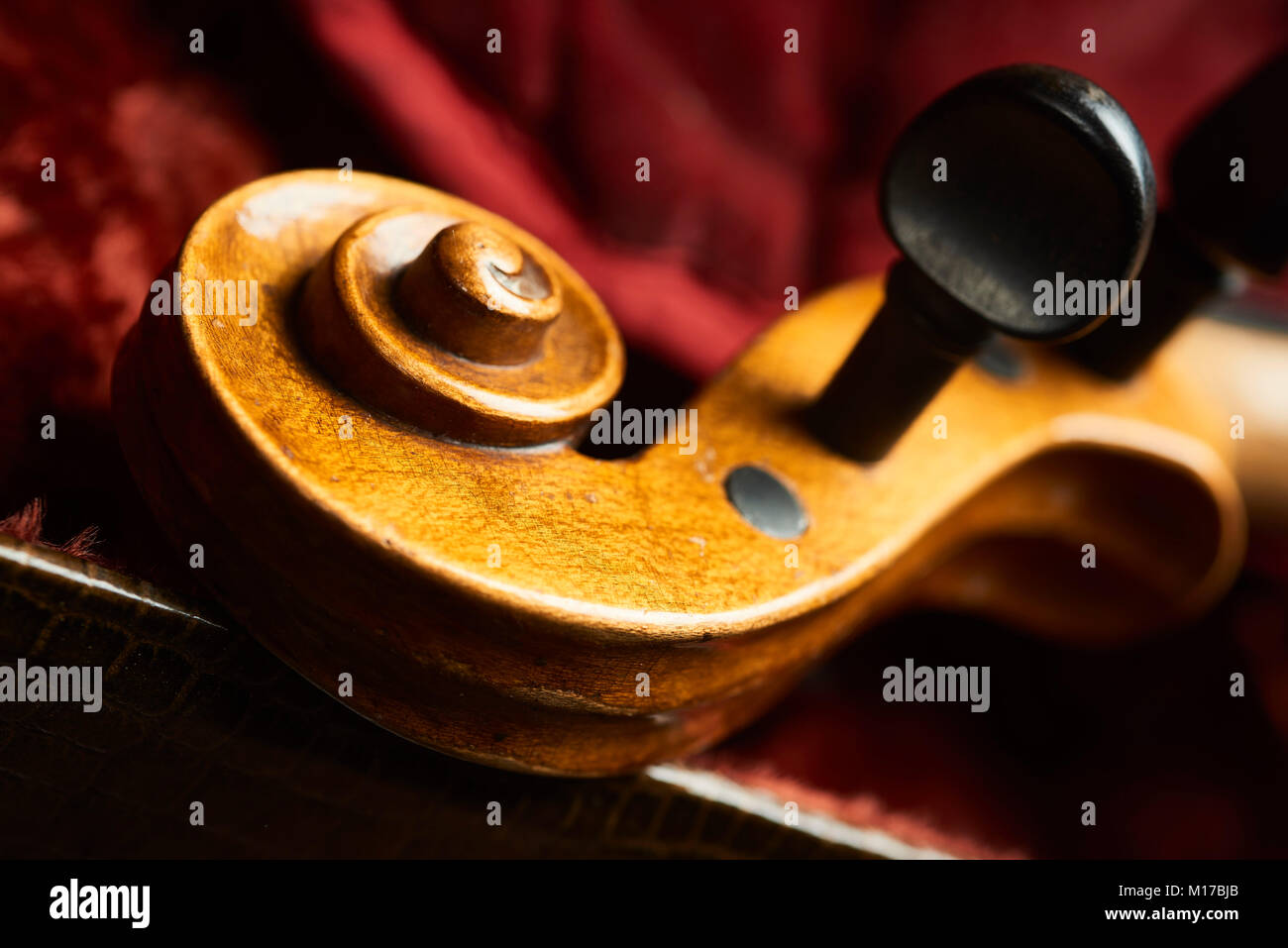 Nahaufnahme der alten Geige lieing in Hülle mit rotem Samt Stockfoto