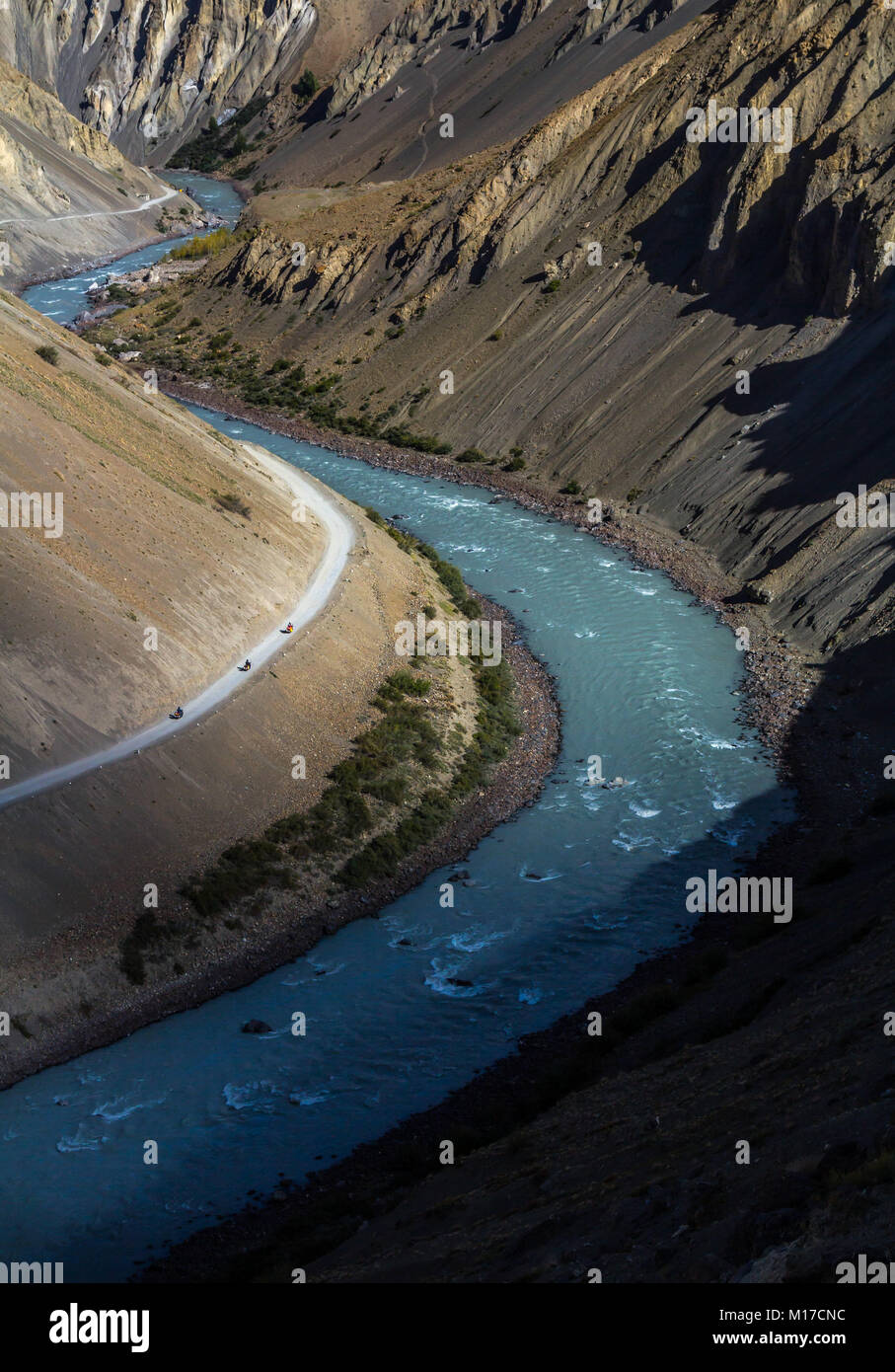Aus der Vogelperspektive Spiti River und Biker, die Piste vor, dass Stockfoto