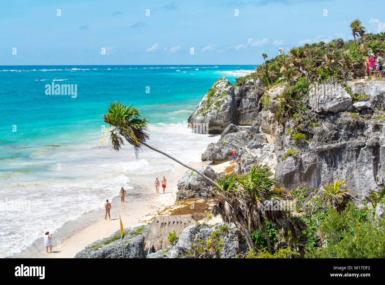Tulum, Quintana Roo, Mexiko, Eine Landschaft mit Touristen am Strand von Tulm. Stockfoto