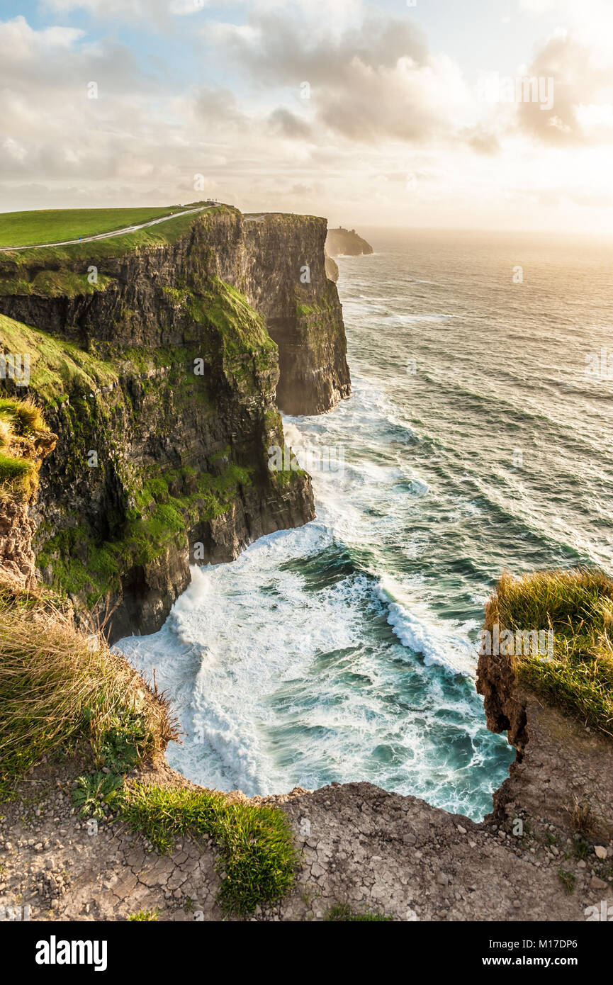 Die Klippen von Moher, Irland am meisten besuchten natürliche Touristenattraktion, die Klippen am südwestlichen Rand der Region Burren im County C Stockfoto