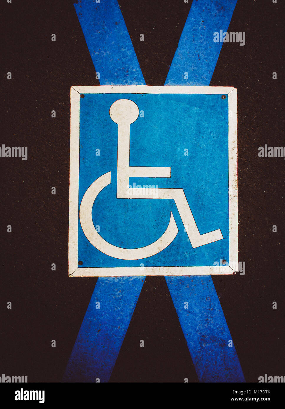 Piktogramm Behinderten Parkplätze auf Bürgersteig Stockfoto