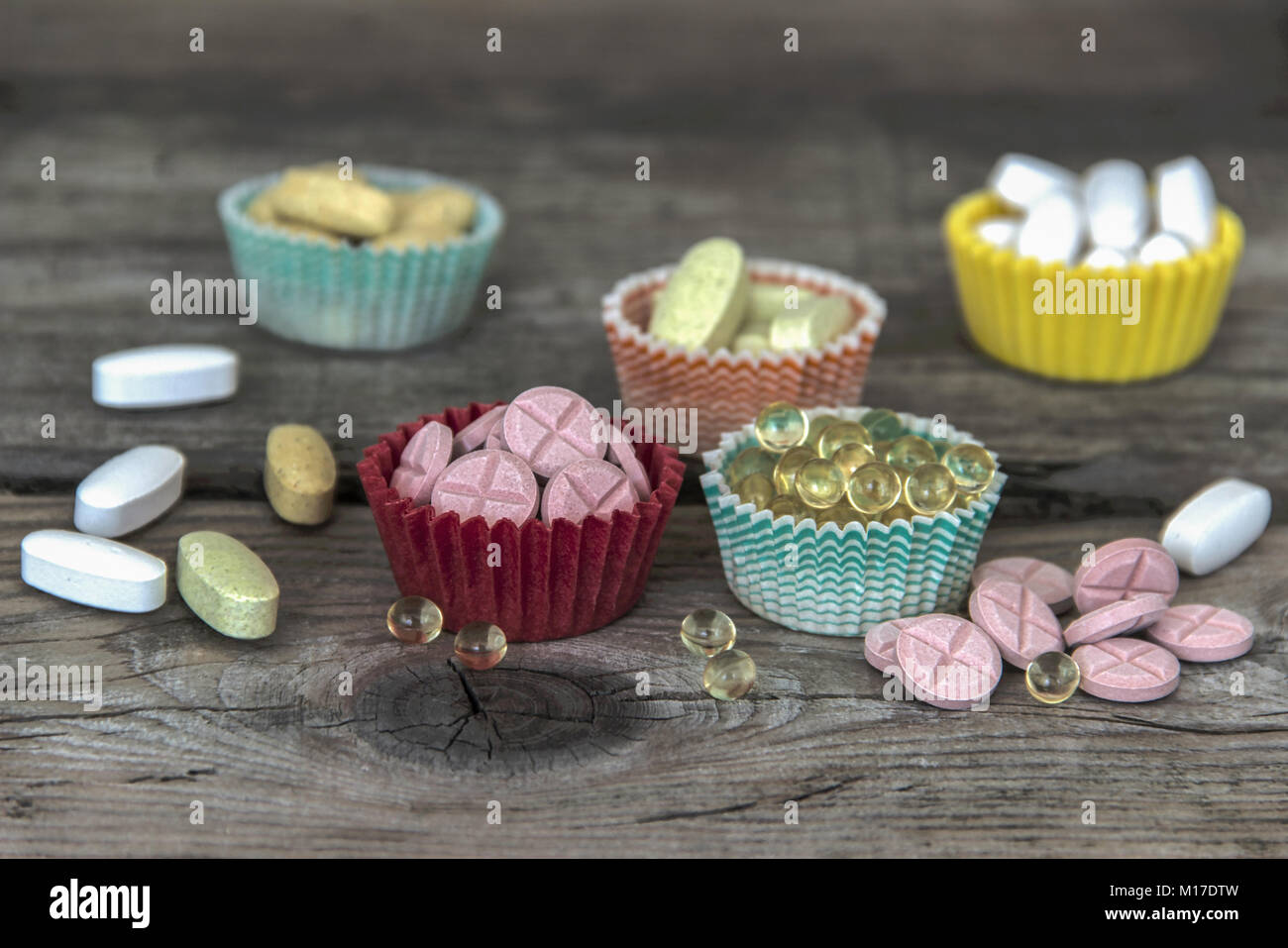 Mehrere Arten von Pillen in Kuchen Pappbechern Stockfoto