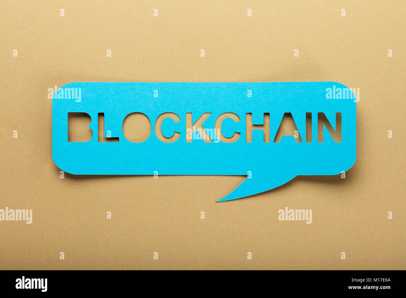 Blockchain Text Ausschneiden auf blaue Sprechblase Stockfoto