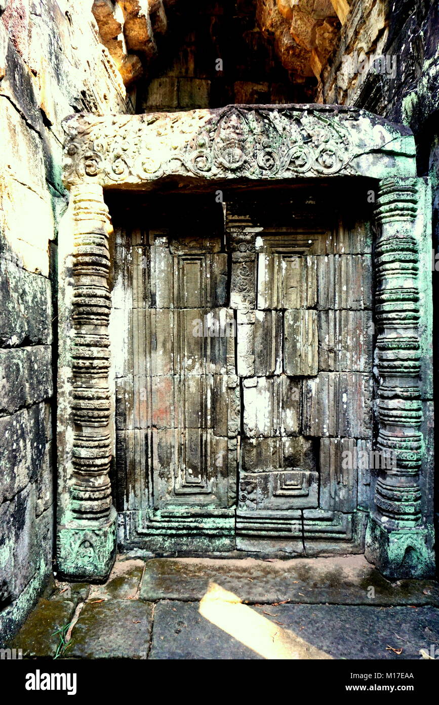 Tür im Inneren eines antiken Tempel in Angkor, mit schönen Details in die Rahmen um es geschnitzt. Stockfoto