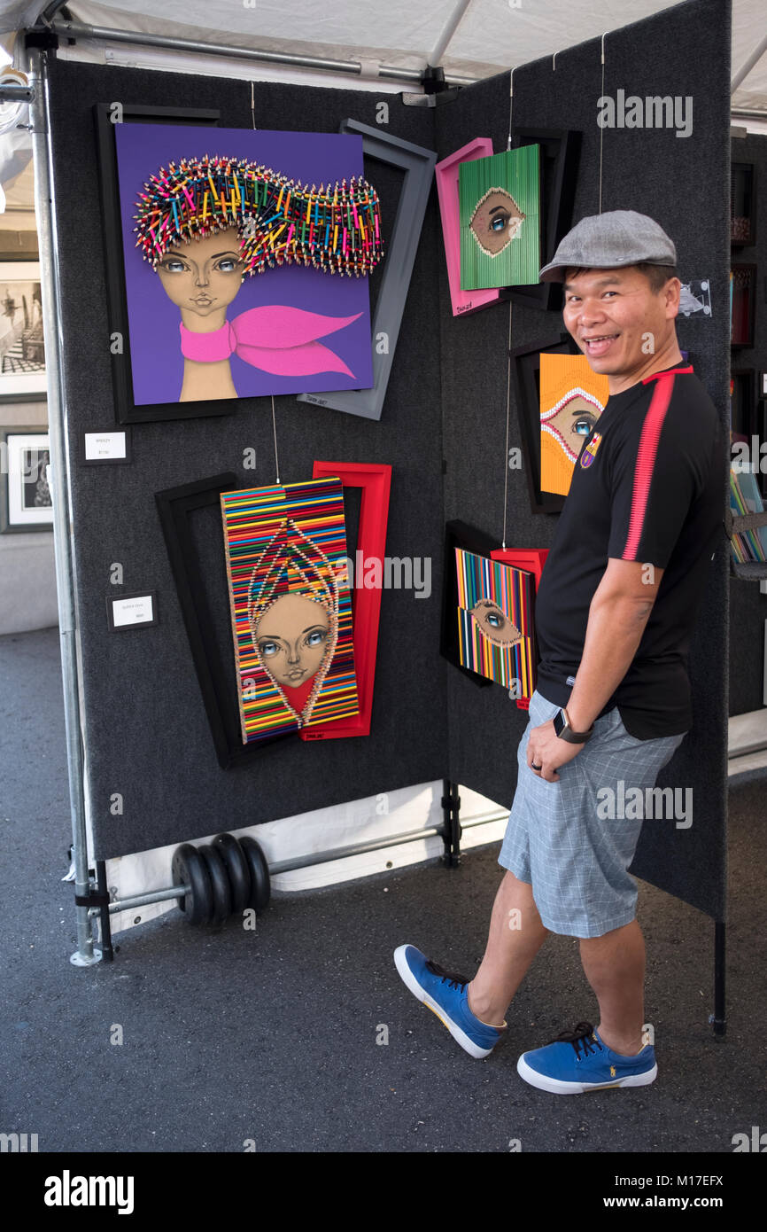 Porträt des chinesischen Künstlers Sip Tshun Ng Wer nutzt Farbstifte in seiner Arbeit. An einer im Kunstmesse in Dleray Beach, Florida. Stockfoto