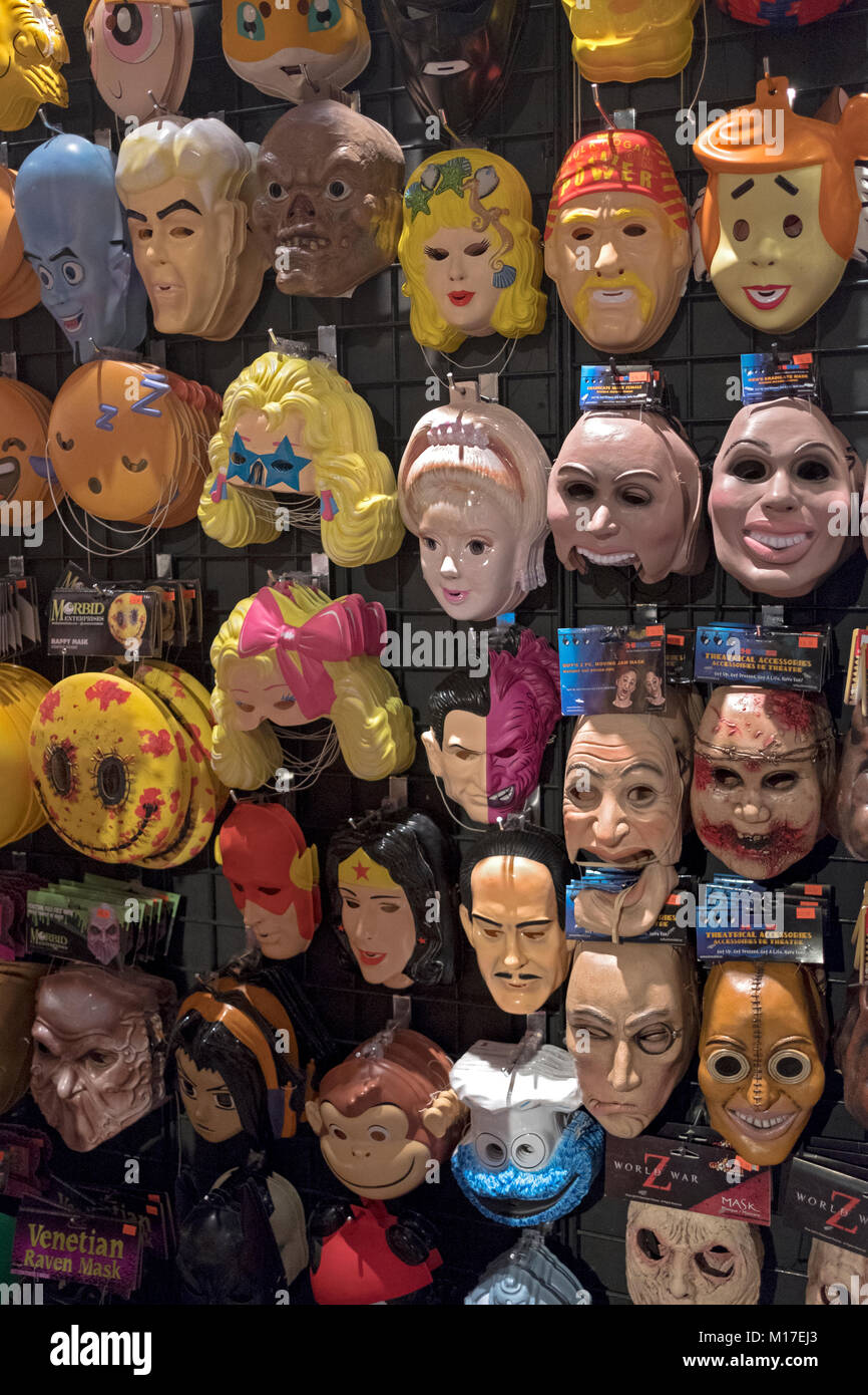 Eine Auswahl an Masken für Verkauf, einige, wie Prominente, in ein Kostüm Shop am Broadway in Manhattan, New York City. Stockfoto