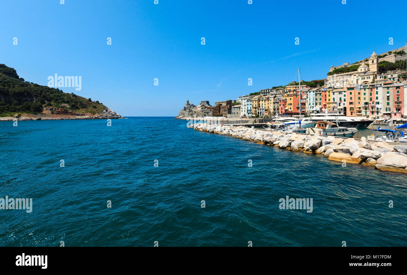 Wunderschöne mittelalterliche Fischer Stadt von Portovenere Bay (in der Nähe von Cinque Terre, Ligurien, Italien). Hafen wit Boote und Yachten. Personen unkenntlich. Stockfoto