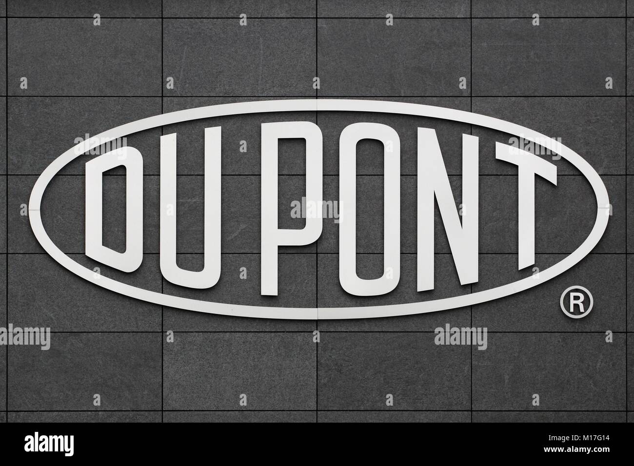 Brabrand, Dänemark - 1. Mai 2015: Logo der Marke Du Pont. DuPont ist eine US-amerikanische Chemieunternehmen, die im Juli 1802 als schießpulver Mühle gegründet wurde. Stockfoto