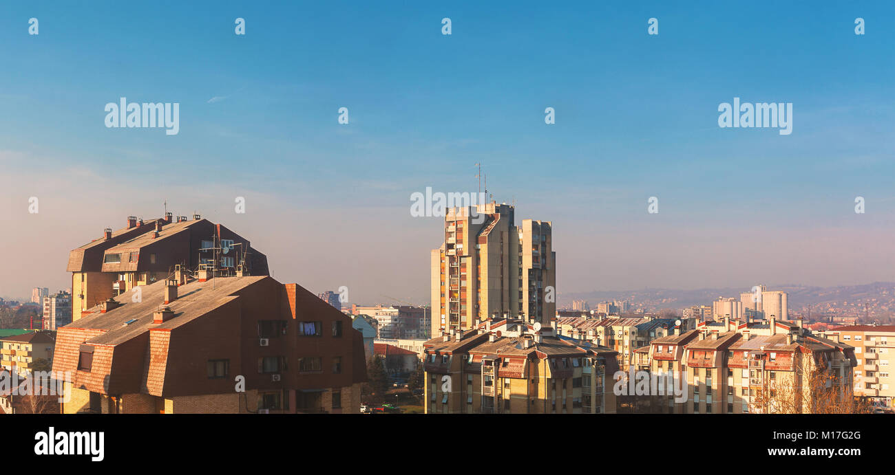 Infrastruktur der kleinen Balkan Stadt, Winter, Außen von alten Gebäuden, Lifestyle. Stockfoto