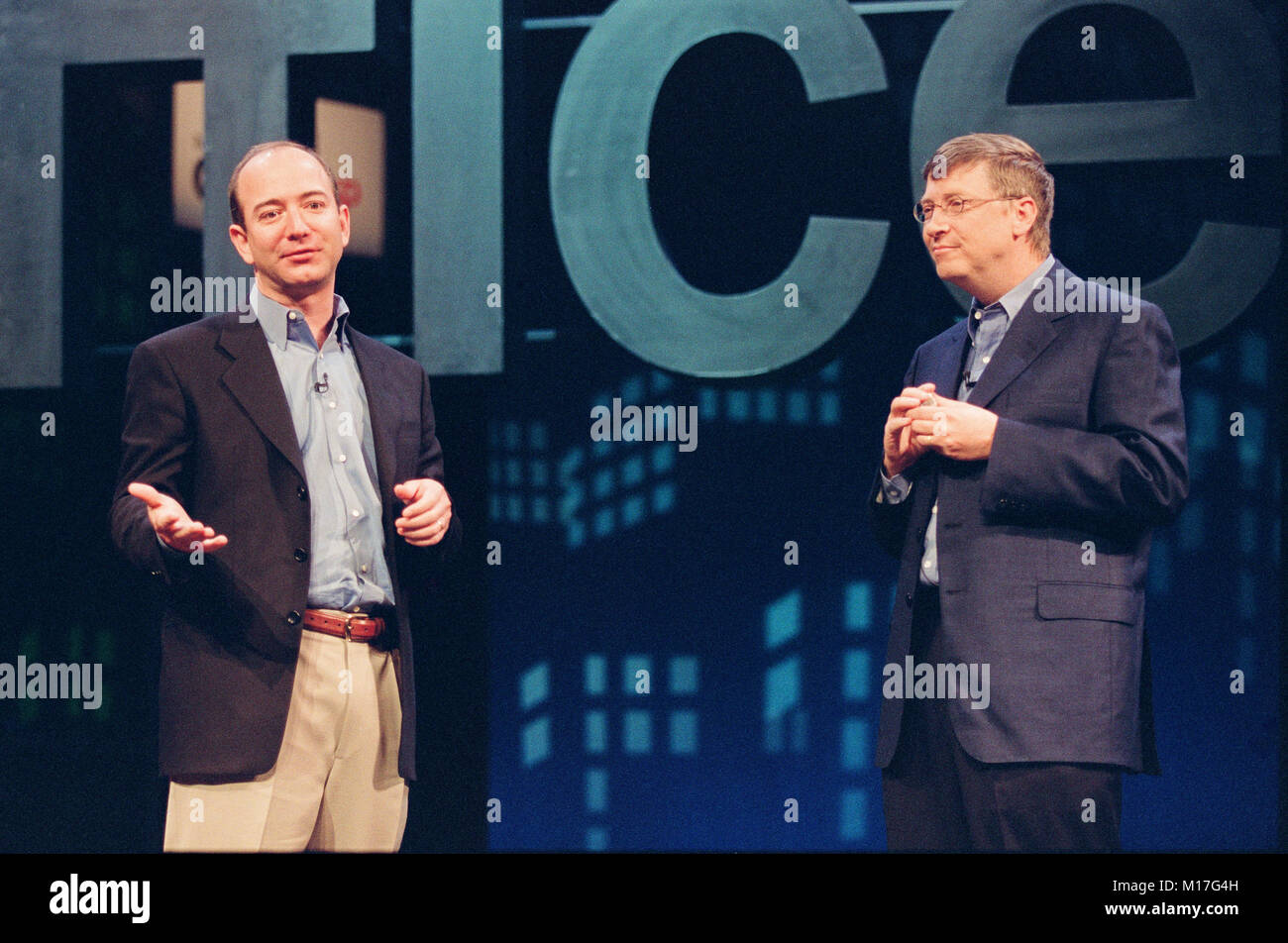Amazon.com CEO Jeff Bezos (L) mit Microsoft CEO Bill Gates (R) an das Office XP-Start am 31. Mai 2001 in New York. Stockfoto
