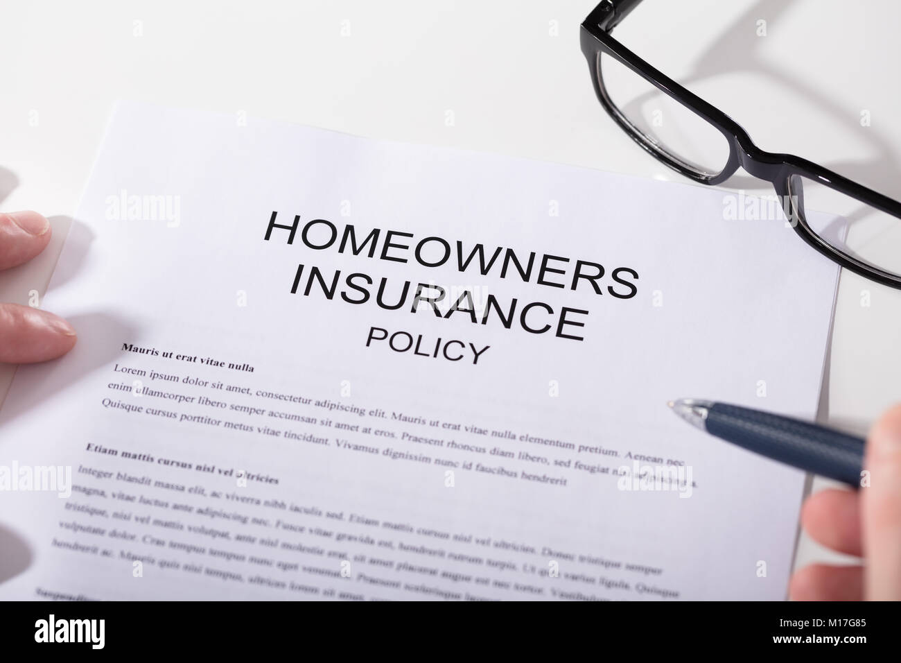 Nahaufnahme der Eigenheimbesitzer Versicherung Form und Brillen Stockfoto