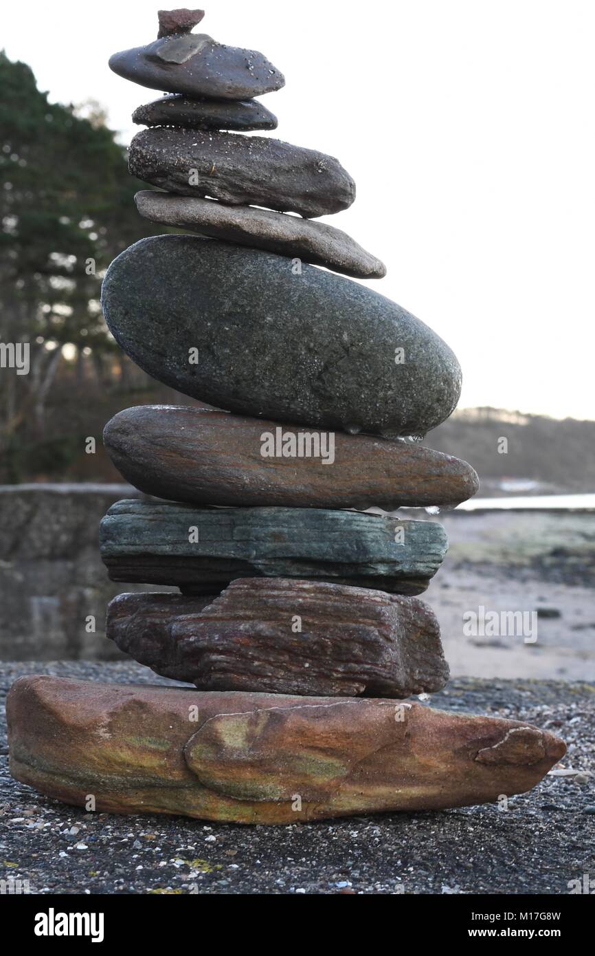 Gestapelte Steine auf inverkip Strand Stockfoto