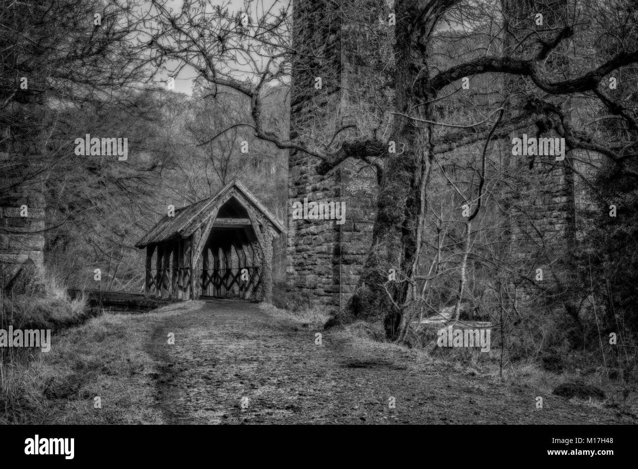 Diese urige kleine Tierheim sitzt direkt unter einem der Bögen des Camps Viadukt in Almondell Country Park, West Lothian. Stockfoto