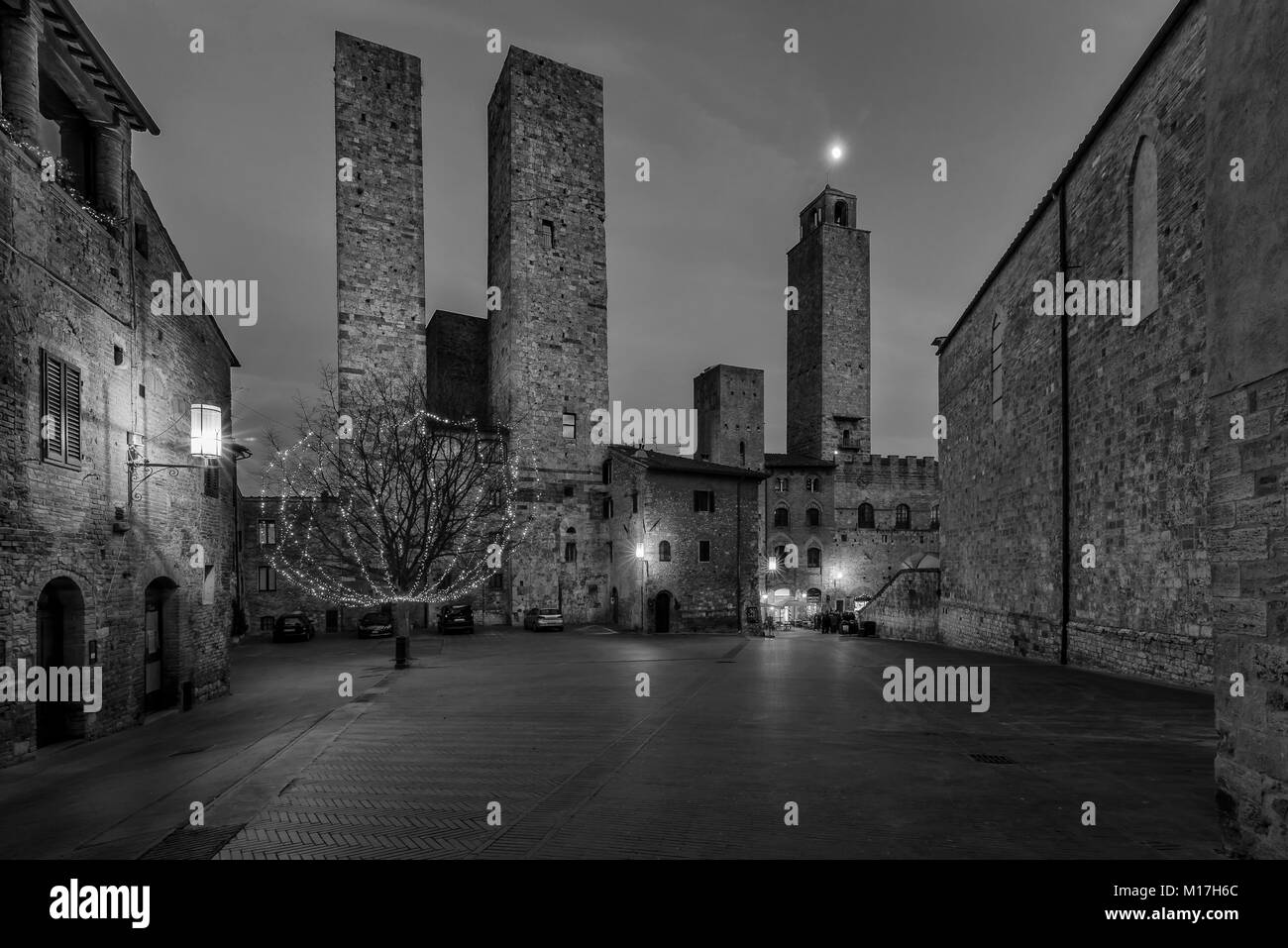 Schwarz und Weiß, der Mond über die Türme von San Gimignano, Siena, Toskana, Italien Stockfoto
