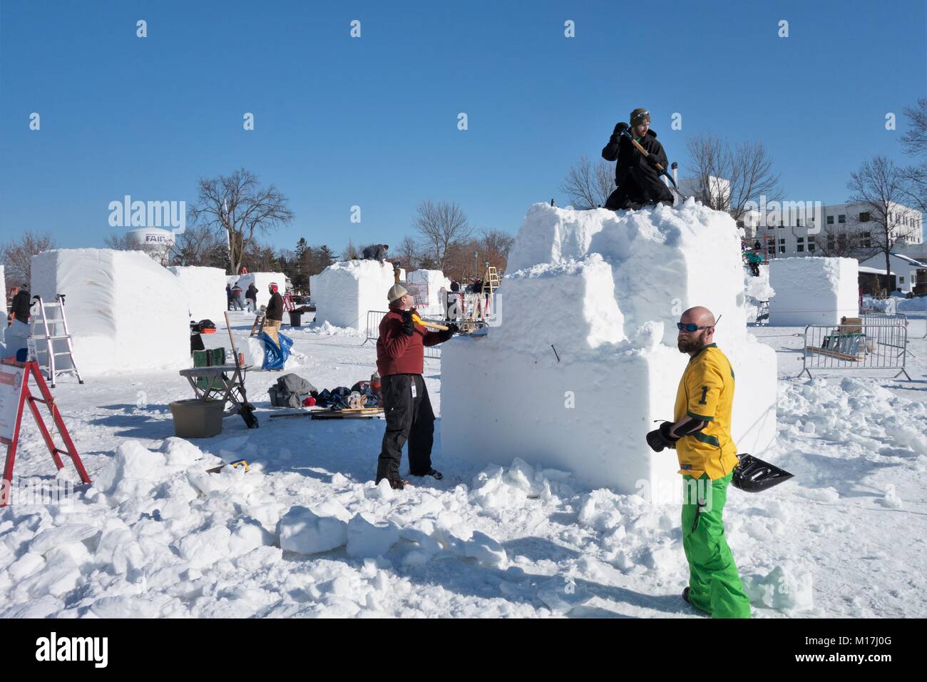 Künstler arbeiten auf sehr große Blöcke von Schnee in der Snow Sculpting Wettbewerb, ein Teil der St. Paul Winter Karneval in St. Paul, Minnesota, USA. Stockfoto