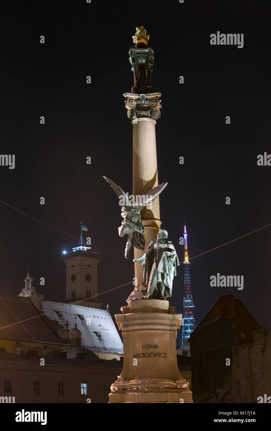 Adam Mickiewicz in Lemberg, Ukraine, Baujahr 1904, entworfen und von polnischen Bildhauer Antoni Popiel geschnitzt. Schöne Nacht winter Stadtbild in Stockfoto