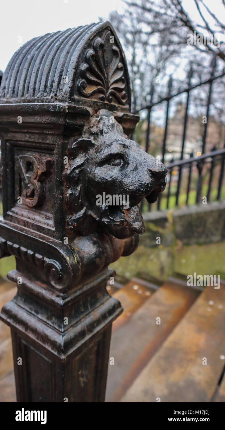 Ein Schuß der Kopf eines Löwen auf einem der Geländer an Treppen den Princes Street Gardens in Edinburgh, Schottland, führenden geformt Stockfoto