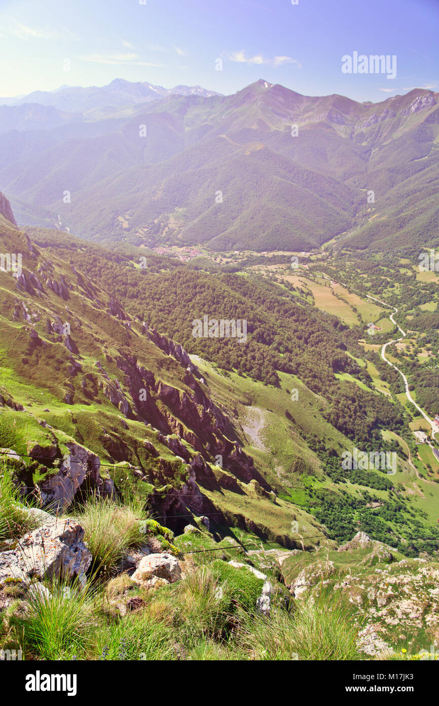 Blick auf das Tal vom Berg im Sommer Tag. Näheren Umgebung von Fuente De in Spanien ist es getönt Stockfoto