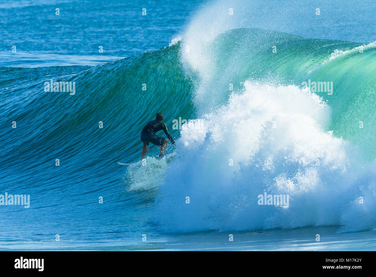 Surfer Surfen hohlen Ocean Wave für eine Fahrt mit der U-Bahn Foto Aktion. Stockfoto