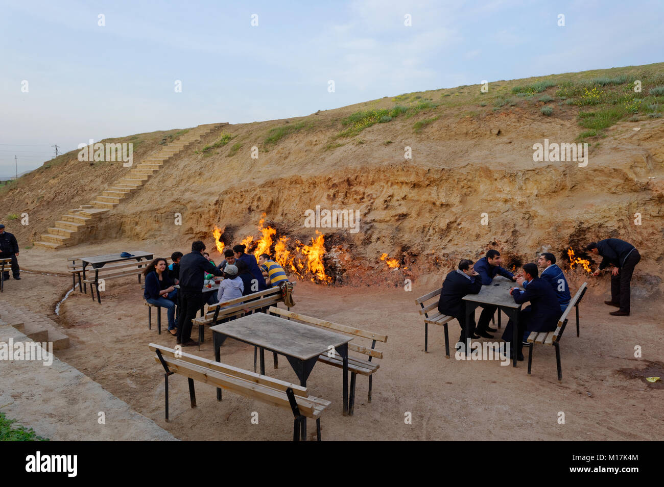 Yanar dag Baku Aserbaidschan. Ein Ort wo Erdgas an die Oberflache dringt und hat entzundet hat. Menschen Erfrischungen genieBen indem Sie neben dem Feuer Stockfotografie Alamy
