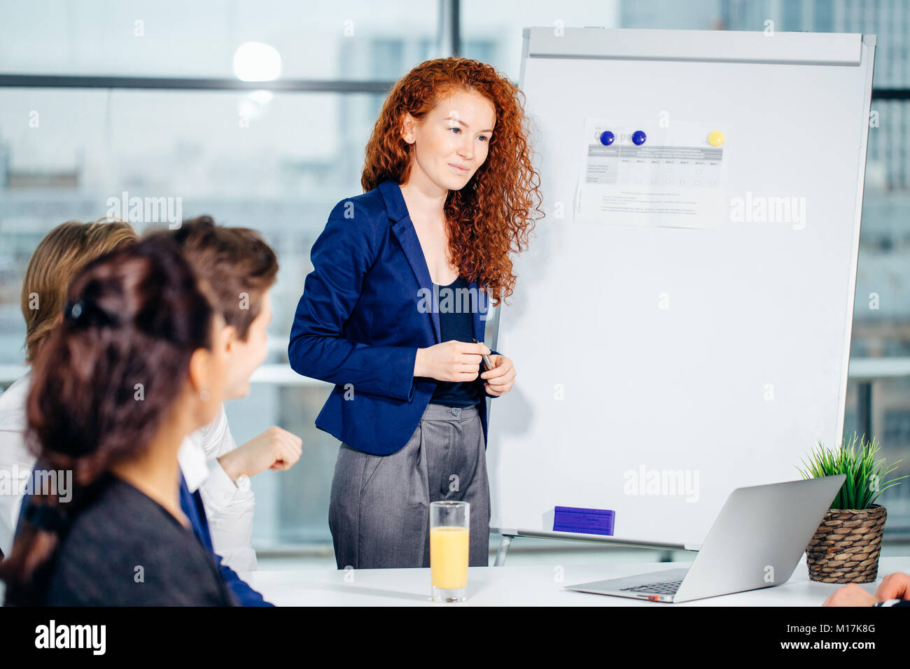Business woman eine Präsentation halten zu den Kollegen im Büro Stockfoto
