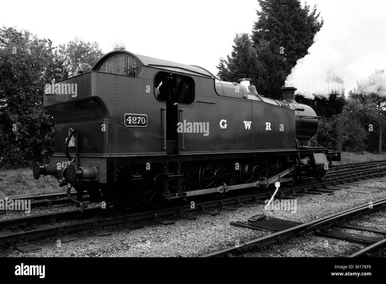 Schwarz-weiß der Dampfmaschine 4270, die Linien auf der Toddington Station in Gloucestershire umstellen Stockfoto