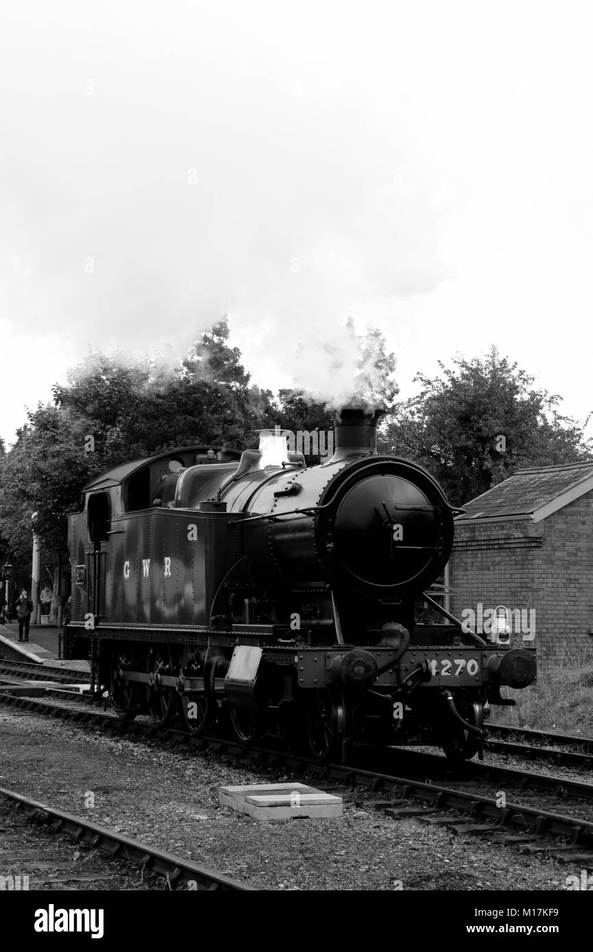 Schwarz-weiße Dampfmaschine 4270 Wechselstrecke an der Toddington Station in Gloucestershire Stockfoto