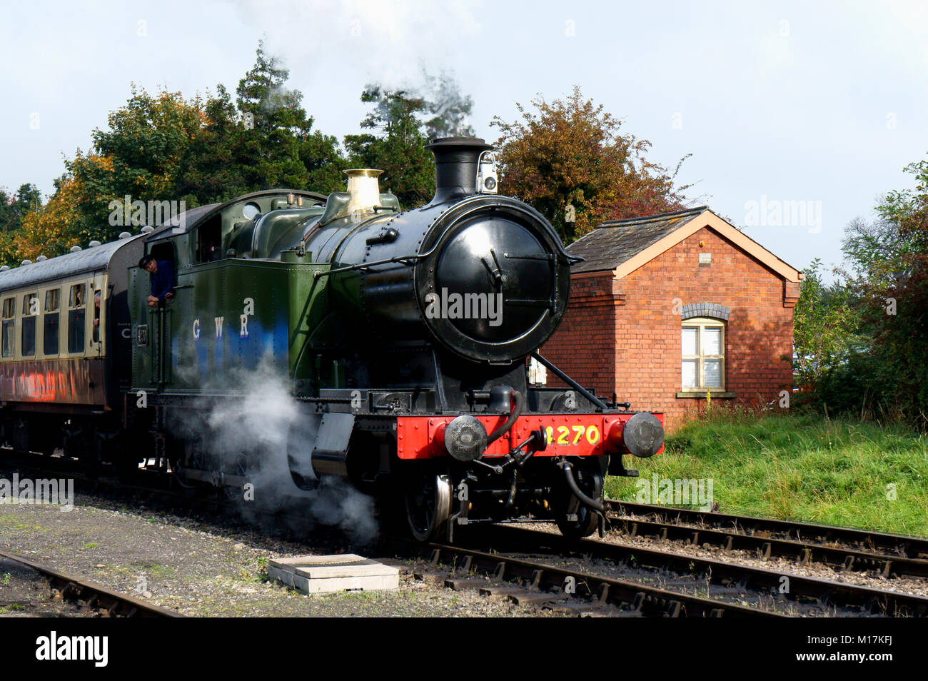 Dampfzug 4270 verlässt das Eisenbahnhauptquartier Gloucestershire Warwickshire am Bahnhof Toddington in Gloucestershire Stockfoto