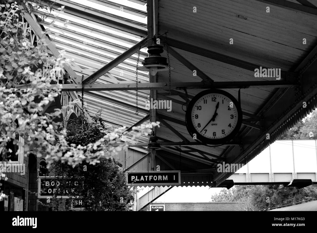 Black & White Nahaufnahme von Plattform 1 im Gloucestershire Warwickshire Railway Headquarters im Bahnhof Toddington in Gloucestershire Stockfoto