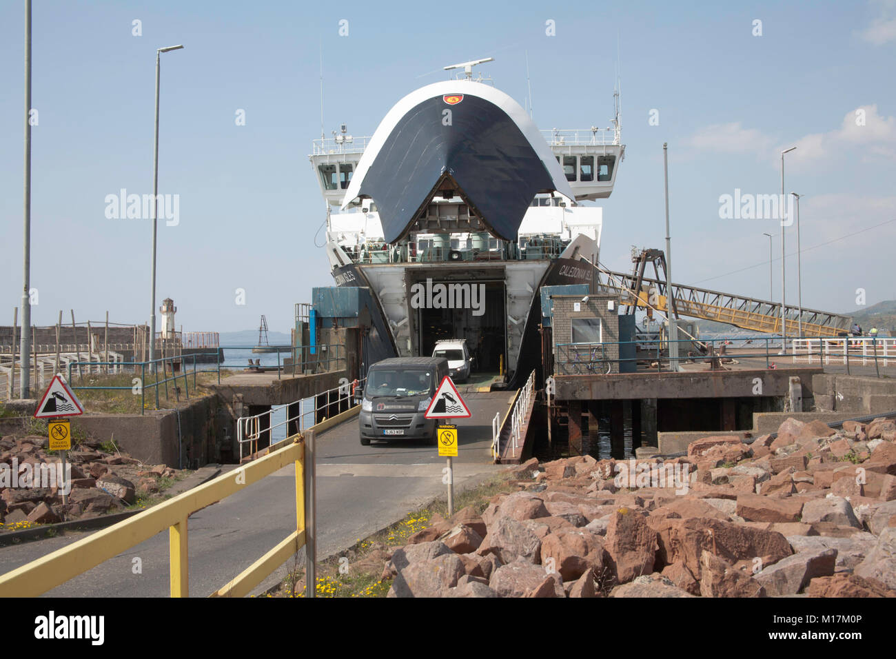 Arran Fähre Caledonian Inseln oder eileanan Chaledonia Segeln von Brodick auf Arran ausbooten Passagiere am Hafen Ardrossan Ayrshire, Schottland Stockfoto