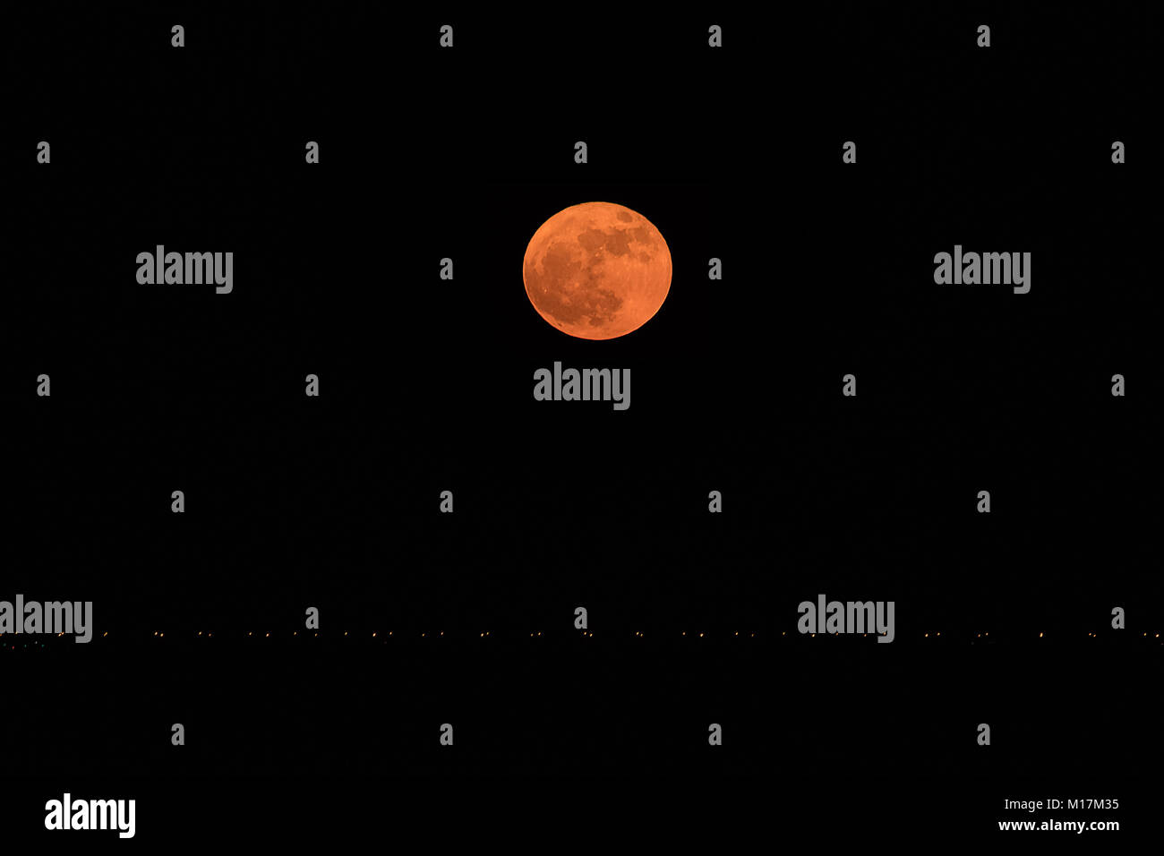 Supermoon kurz nach mondaufgang, orange Farbe Stockfoto