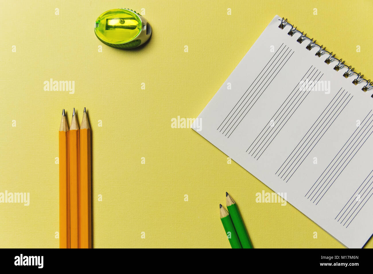 Spitzer, Notebook, Bleistifte auf gelbem Hintergrund. Office Thema Stockfoto