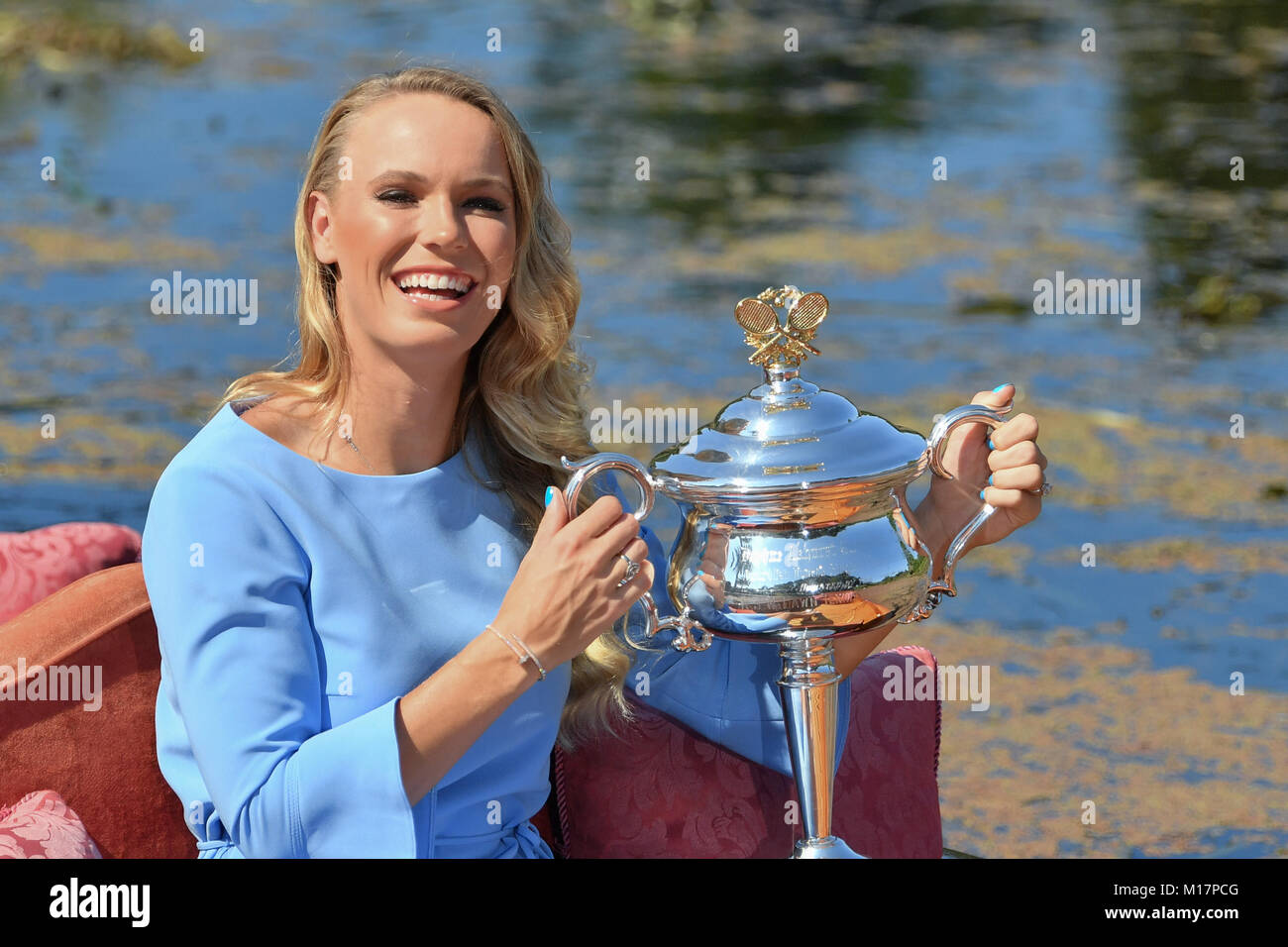 Melbourne, Australien. 28 Jan, 2018. Die 2018 Australian Open Champion Caroline Wozniacki aus Dänemark stellt für Fotografien mit Ihrer Trophäe an den botanischen Gärten in Melbourne, Australien. Sydney Low/Cal Sport Media/Alamy leben Nachrichten Stockfoto