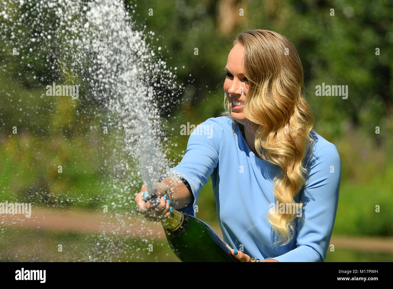 Melbourne, Australien. 28 Jan, 2018. Die 2018 Australian Open Champion Caroline Wozniacki aus Dänemark sprays Champagner für die Medien in den botanischen Gärten in Melbourne, Australien. Sydney Low/Cal Sport Media/Alamy leben Nachrichten Stockfoto