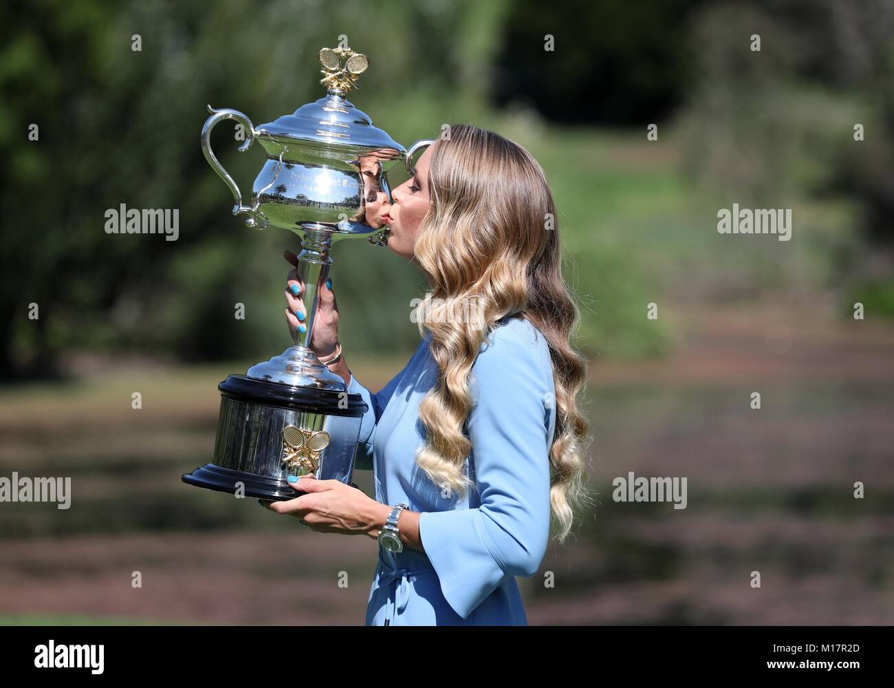 Melbourne, Australien. 28 Jan, 2018. Caroline Wozniacki aus Dänemark küsst sie Australian Open Trophy, der Daphne Akhurst Memorial Cup in der Königlichen Botanischen Gärten in Melbourne, Australien, Jan. 28, 2018. Credit: Bai Xuefei/Xinhua/Alamy leben Nachrichten Stockfoto