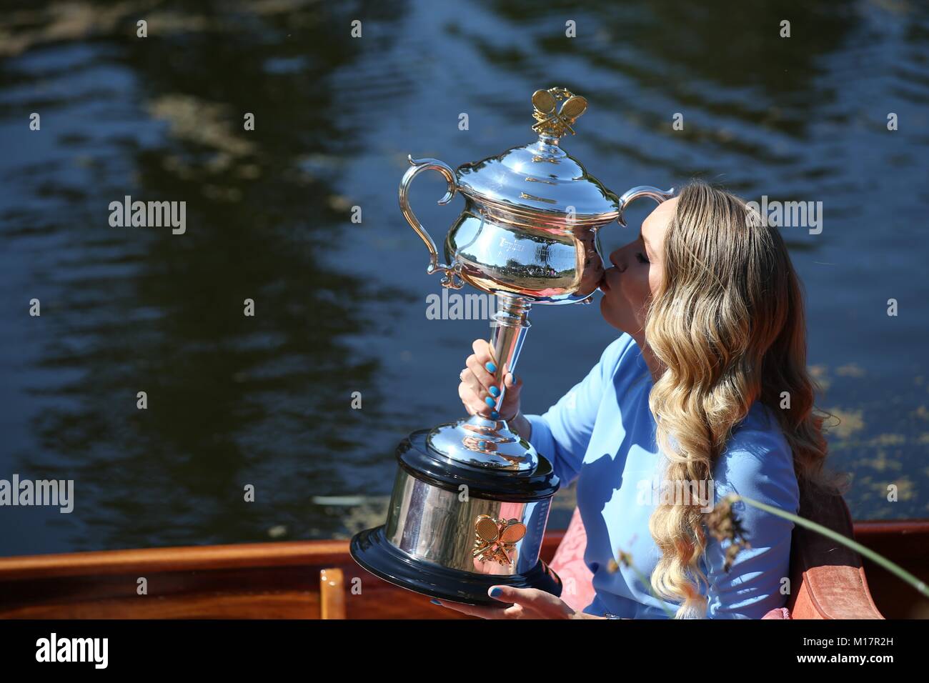 Melbourne, Australien. 28 Jan, 2018. Caroline Wozniacki aus Dänemark küsst sie Australian Open Trophy, der Daphne Akhurst Memorial Cup in der Königlichen Botanischen Gärten in Melbourne, Australien, Jan. 28, 2018. Credit: Bai Xuefei/Xinhua/Alamy leben Nachrichten Stockfoto