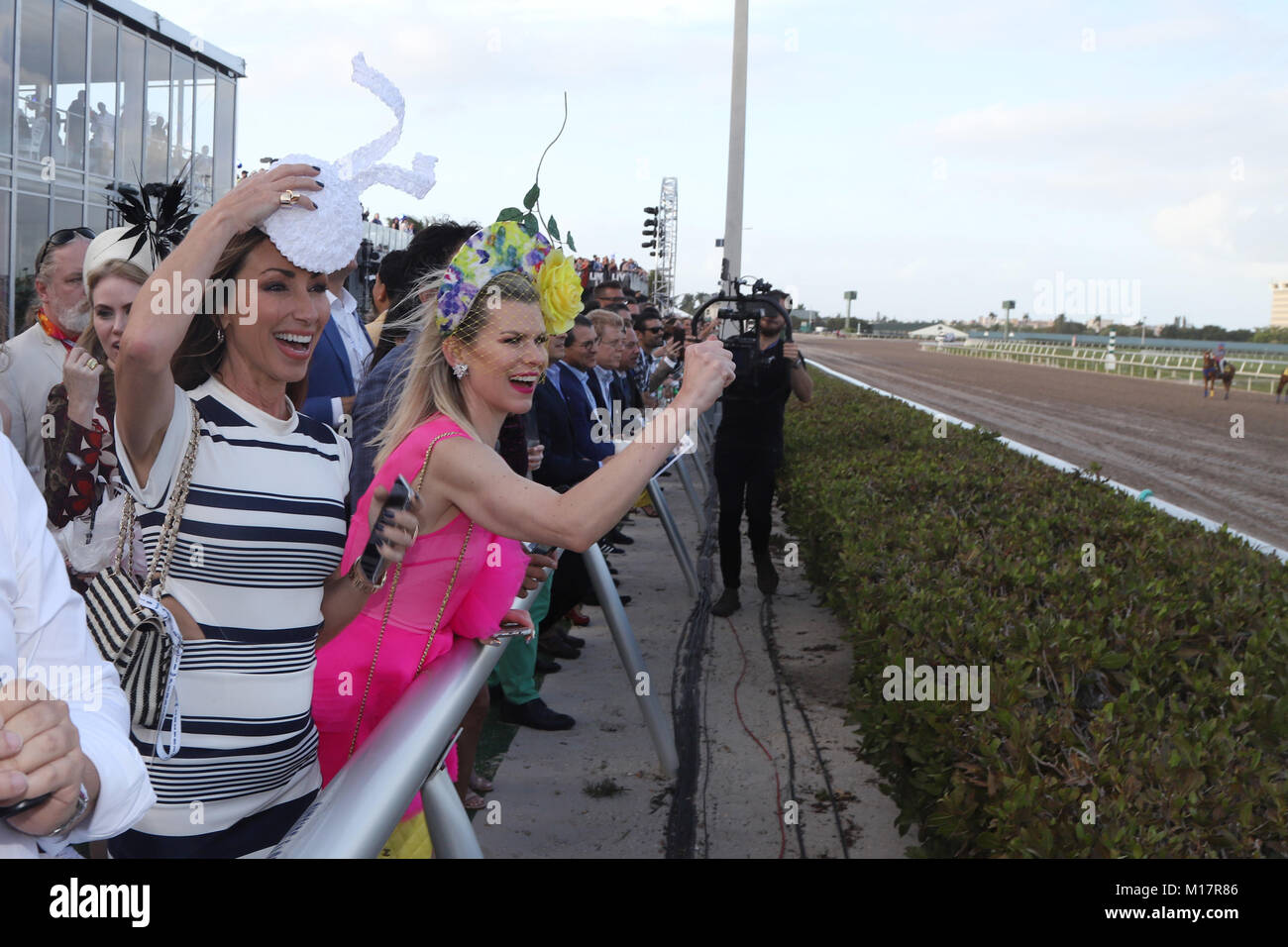 HALLANDALE, FL - Januar 27: Wetten Lieblings Gun Runner #10, geritten von Florent Geroux, und durch Winchell Thoroughbreds LLC und Three Chimneys Farm im Besitz und unter der Leitung von Steve Asmussen ausgebildet gewinnt die $ 16 Mio. Pegasus Wm Einladungs, den Reichsten Vollblüter Pferderennen bei Gulfstream Park am Januar 27, 2018 in Hallandale, Florida Personen: Atmosphäre Stockfoto