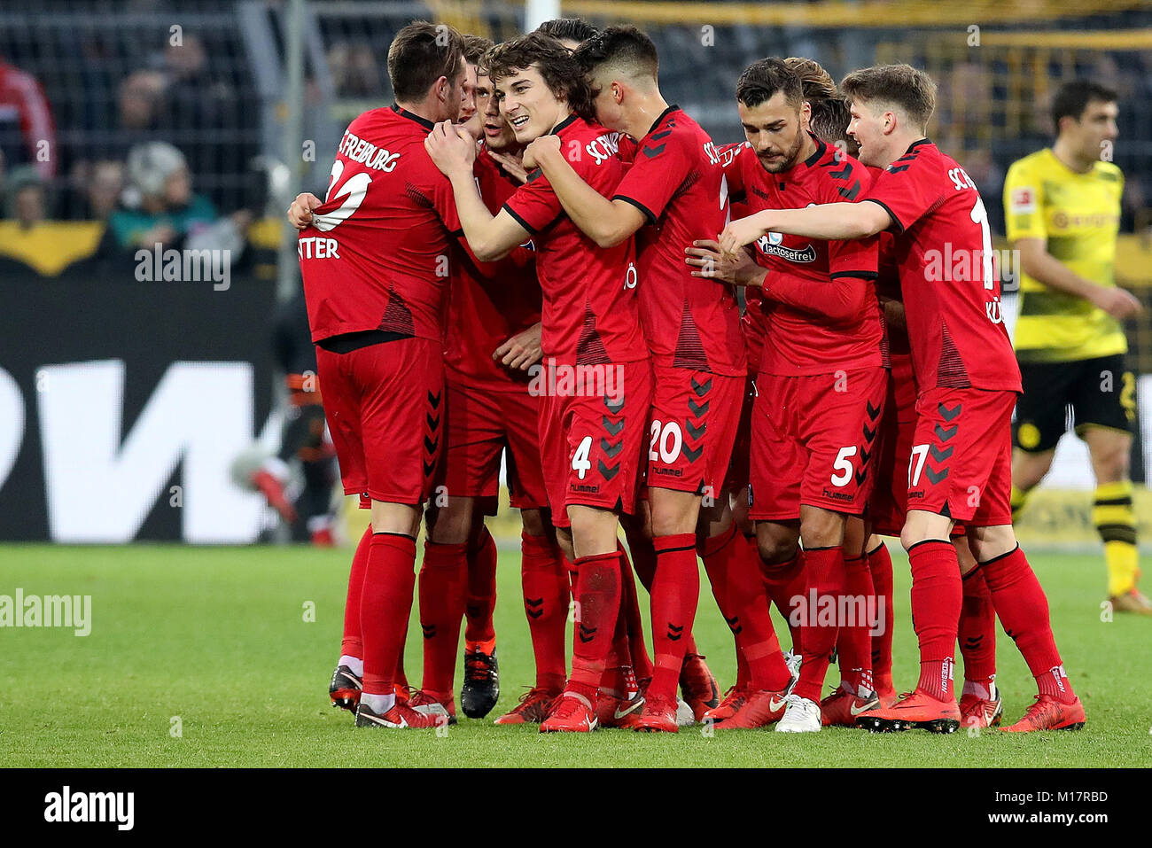 Dortmund, Deutschland. 27 Jan, 2018. Spieler von Freiburg feiern zählen während dem Bundesligaspiel zwischen Borussia Dortmund und dem Sport-Club Freiburg am Signal Iduna Park, Dortmund, Deutschland, Jan. 27, 2018. Das Match endete mit einem Unentschieden 2-2. Quelle: Joachim Bywaletz/Xinhua/Alamy leben Nachrichten Stockfoto