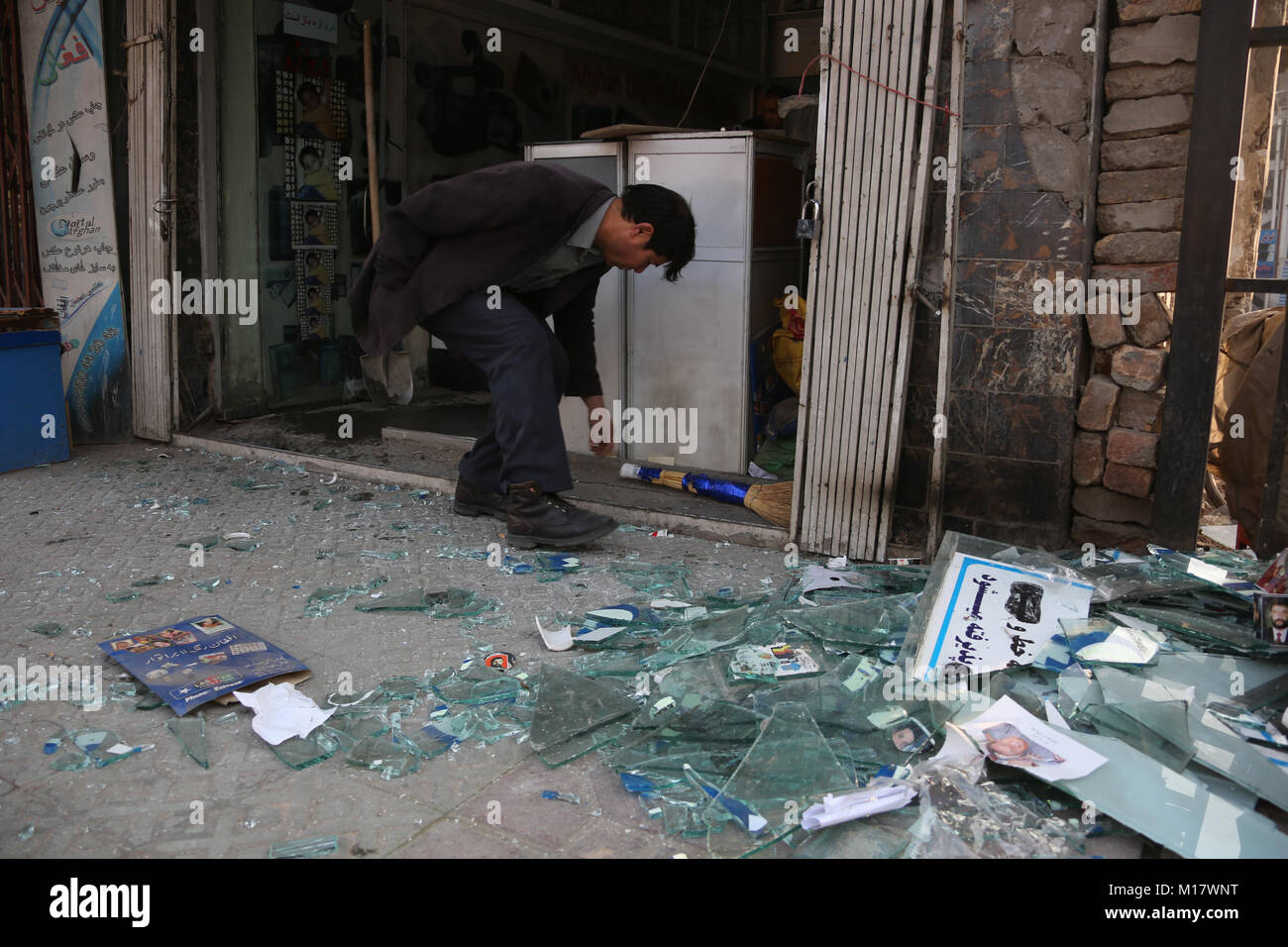 Kabul, Afghanistan. 28. Januar 2018. Ein afghanischer Mann reinigt zerbrochene Gläser seinen Laden in der Nähe eines tödlichen Selbstmordanschlag in Kabul, Afghanistan, Jan. 28, 2018. Ein selbstmordattentat hat 95 Menschen getötet und verletzt mindestens 158 andere in Kabul am Samstag. Der Angriff, von den Taliban behauptete, war die tödlichste für Monate. Es folgte ein Angriff der Taliban auf ein Luxushotel in Kabul vor einer Woche, dass 22 Menschen getötet. (Xinhua / Rahmat Alizadah) (yk) Credit: Rahmat Alizadah) (yk/Xinhua/Alamy leben Nachrichten Stockfoto